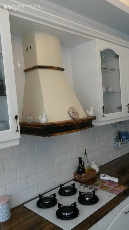 Gülay hanımın country ve rustik esintili özgün mutfağı ve şık banyosu.