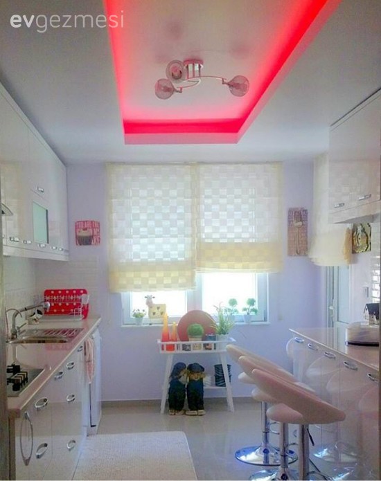 Baştan aşağı yenilenen bir evde, modern ve ferah bir dekor..