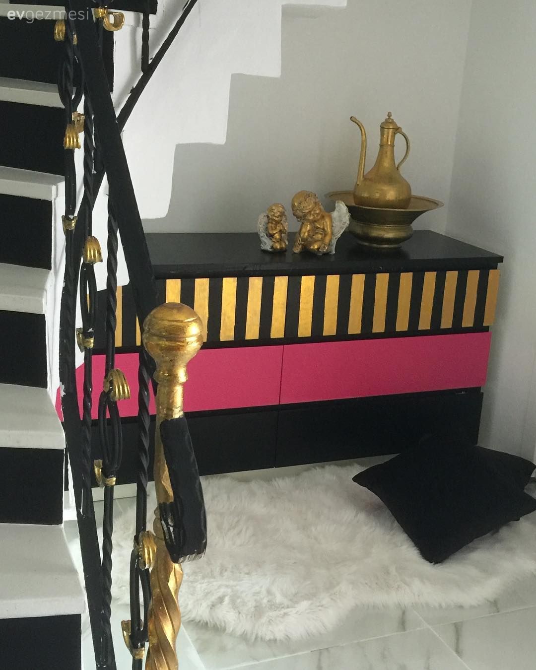 Altın ve Siyah Uyumu ile Lüks ve Dramatik bir Dekor.