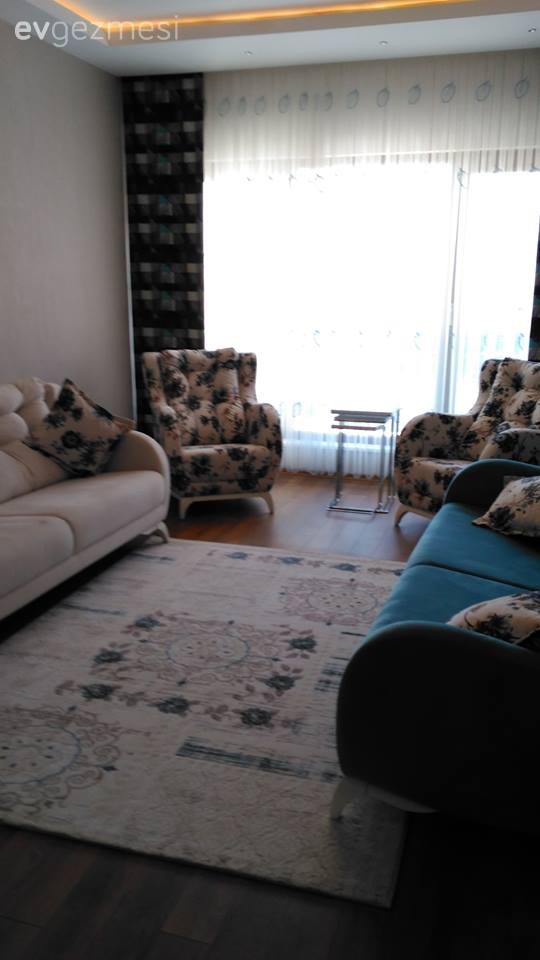 Dilara hanımın geniş evinde, abartıdan uzak ve şık bir dekor..