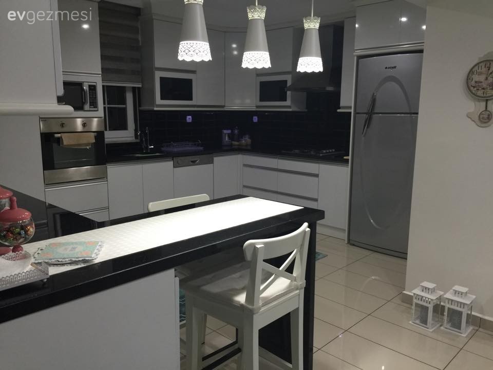 Selda Hanım'ın maviyle renklendirdiği modern mutfağı..