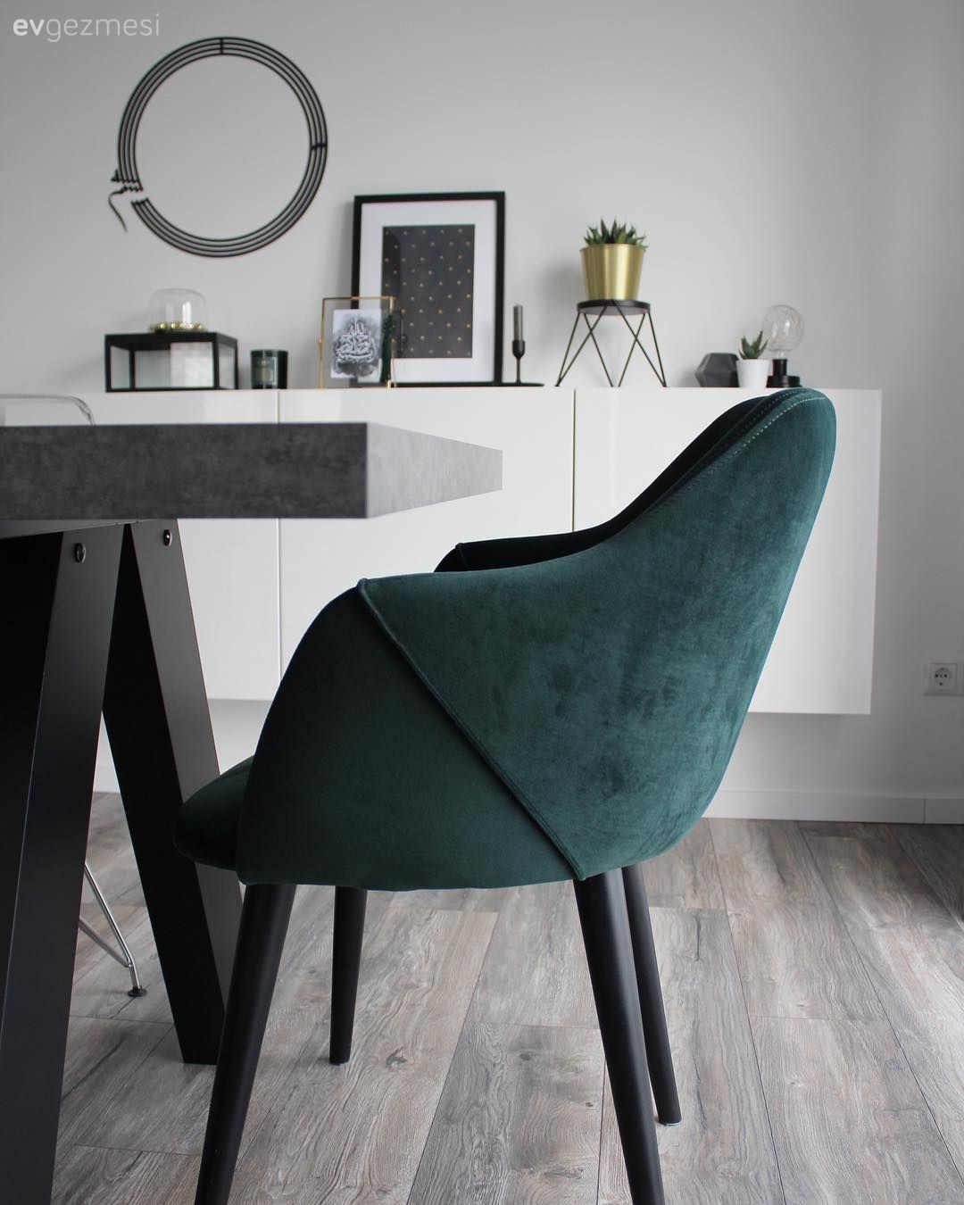 Yeşilin Sofistike Tonlarıyla Derinlik Kazanan Modern Bir Ev