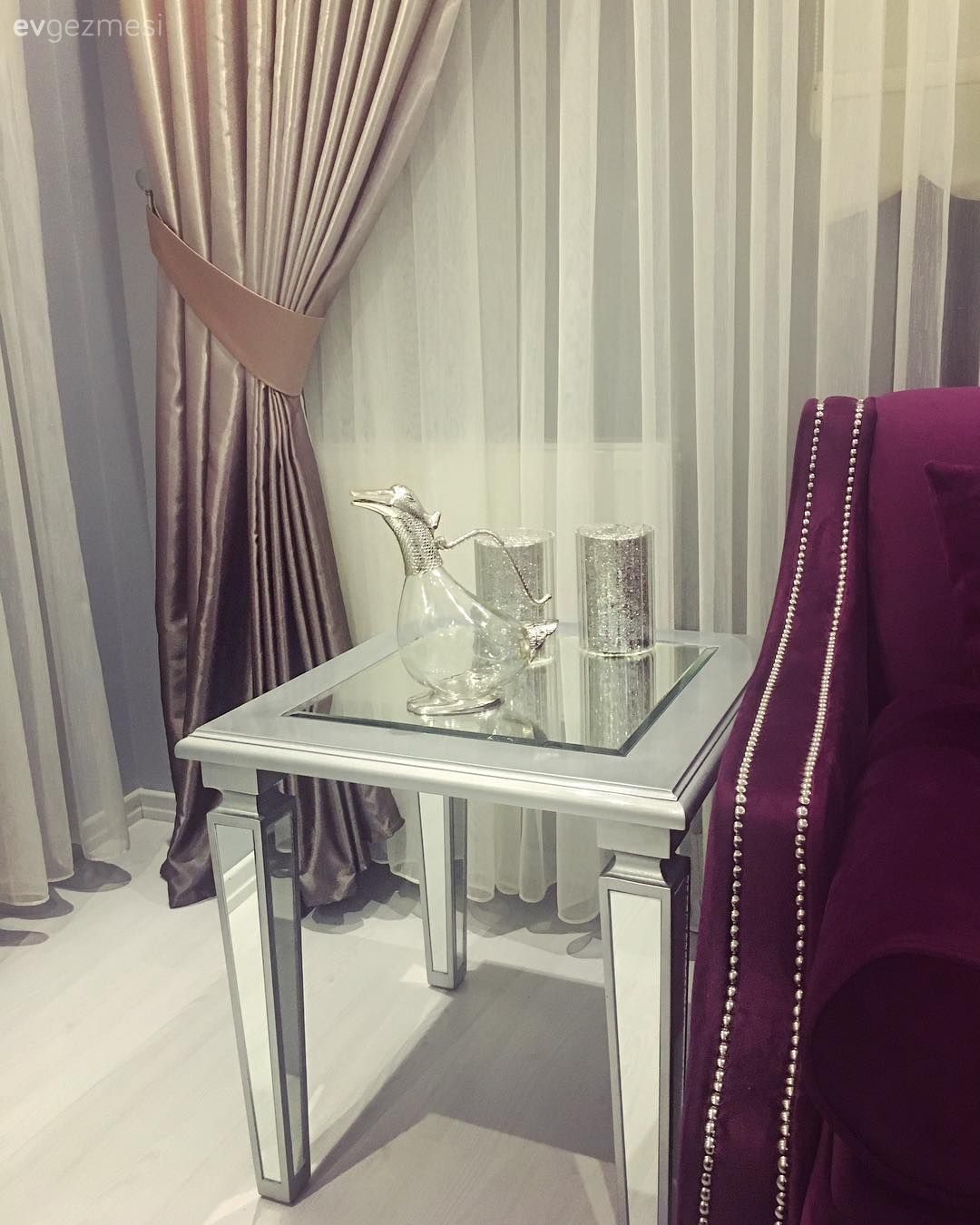 Aynalar ve mürdüm vurgusuyla göz alıcı.. Uyumlu ve şık bir dekor!