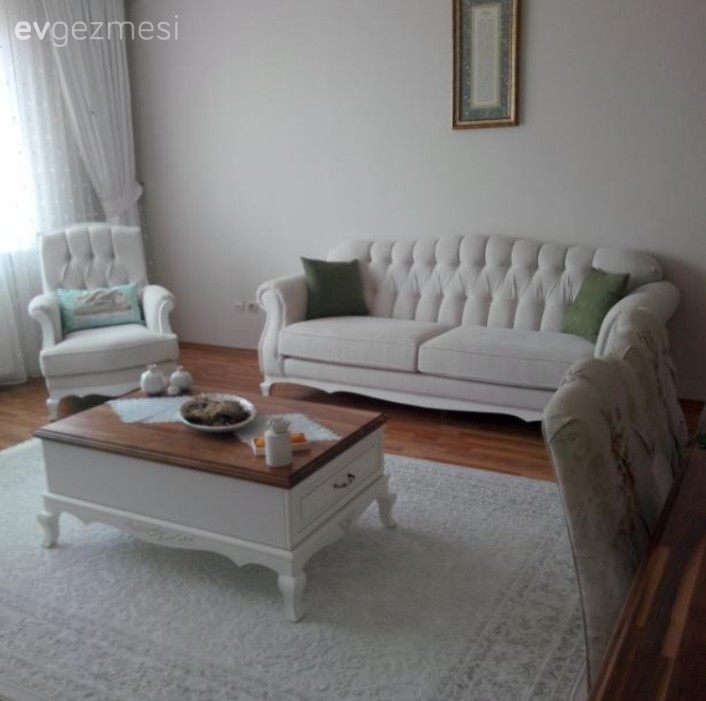 Yeşil vurgusu ve yumuşak renk ve desenlerle döşenmiş naturel bir ev..