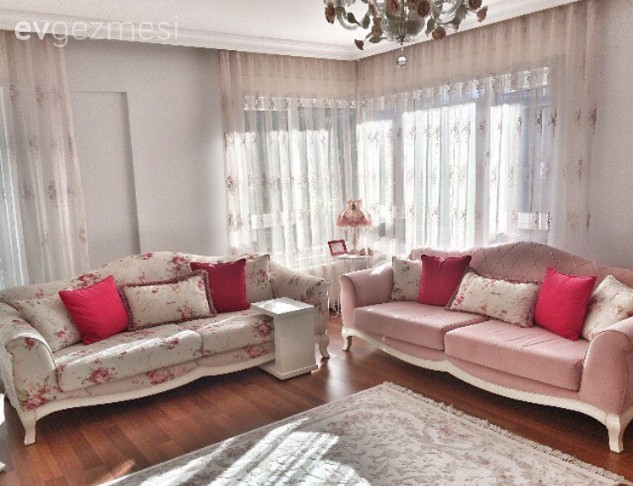 Pastel renklere kırmızı vurgusuyla, Fidan hanımın sıcacık evi..