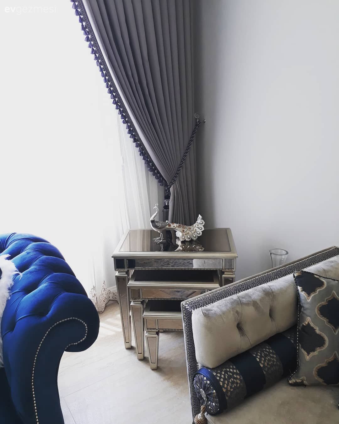 Lüks doku ve desenler, dekoru göz alıcılaştıran detaylar. Şık ve gösterişli bir ev..