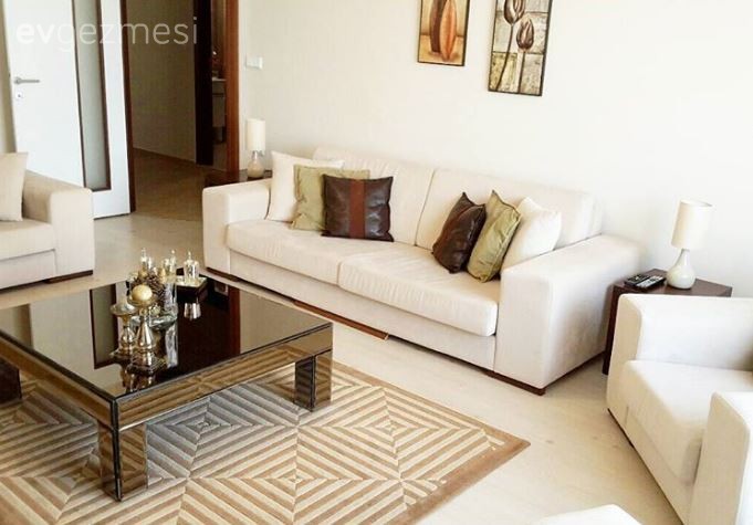 Şeyna hanımın nötr renklerde evinde, sofistike bir dekor..