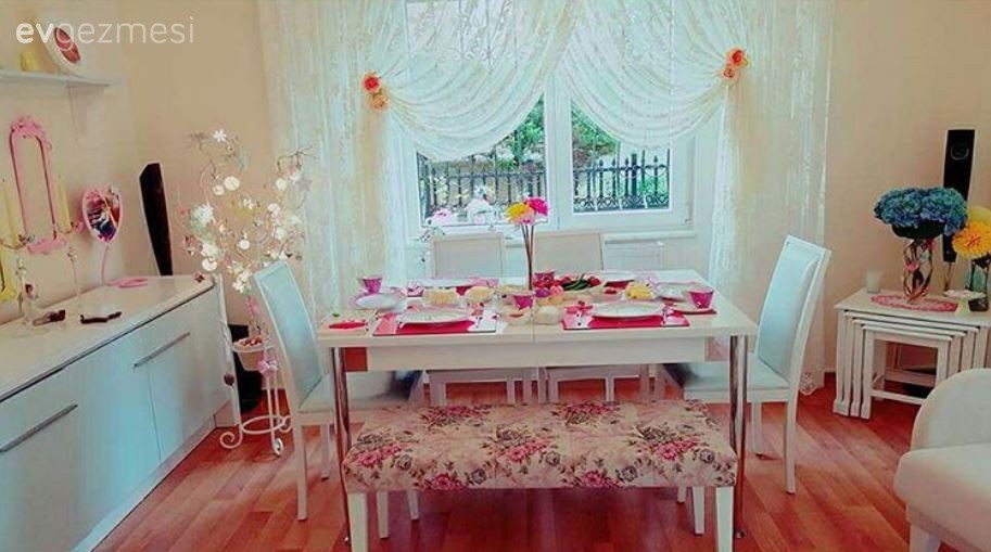 Esra hanımın dekoratif objelerle hareketlendirdiği konforlu evi..