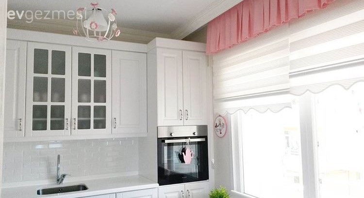 Açık renklere canlı dokunuşlar. Fatmanur hanımın tatlı evi..