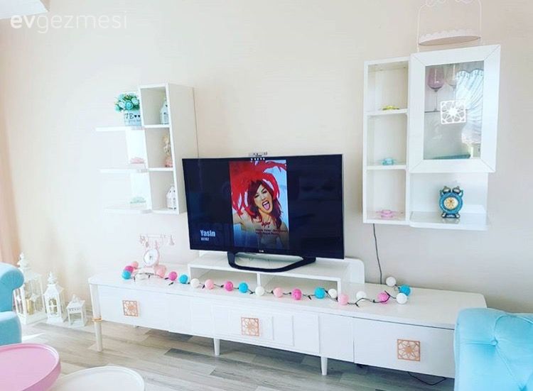 Pembe, Salon, Tv ünitesi