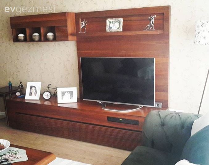 Burcu hanımın ahşabın sıcaklığı etkisindeki evinde sofistike bir dekor