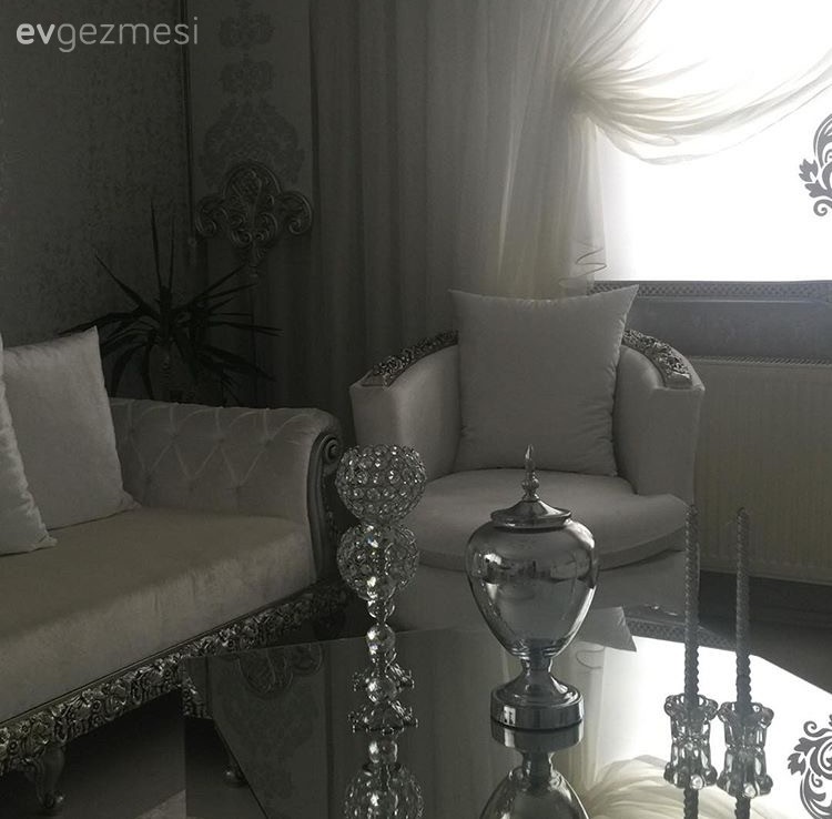 Gümüş ve beyaz uyumuyla göz alıcı bir alan: Nurgül hanımın salonu.