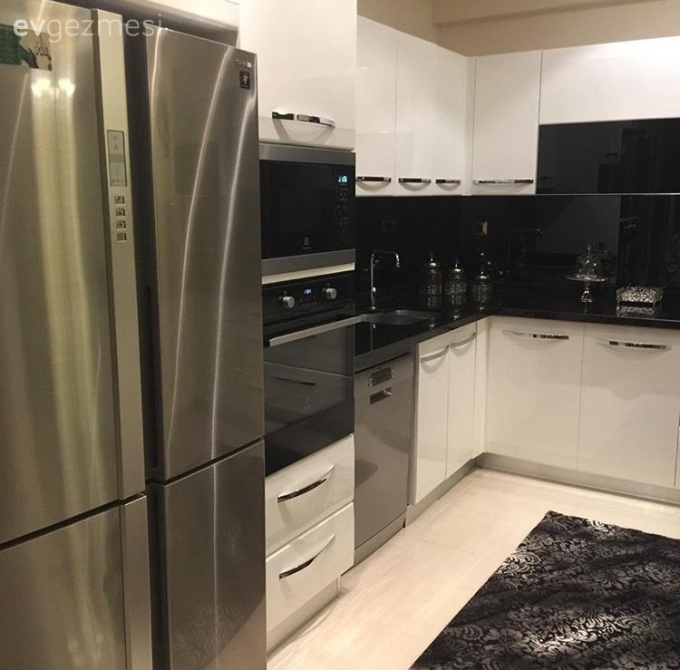 Cavidan hanımın modern stilde, şık mutfağı..