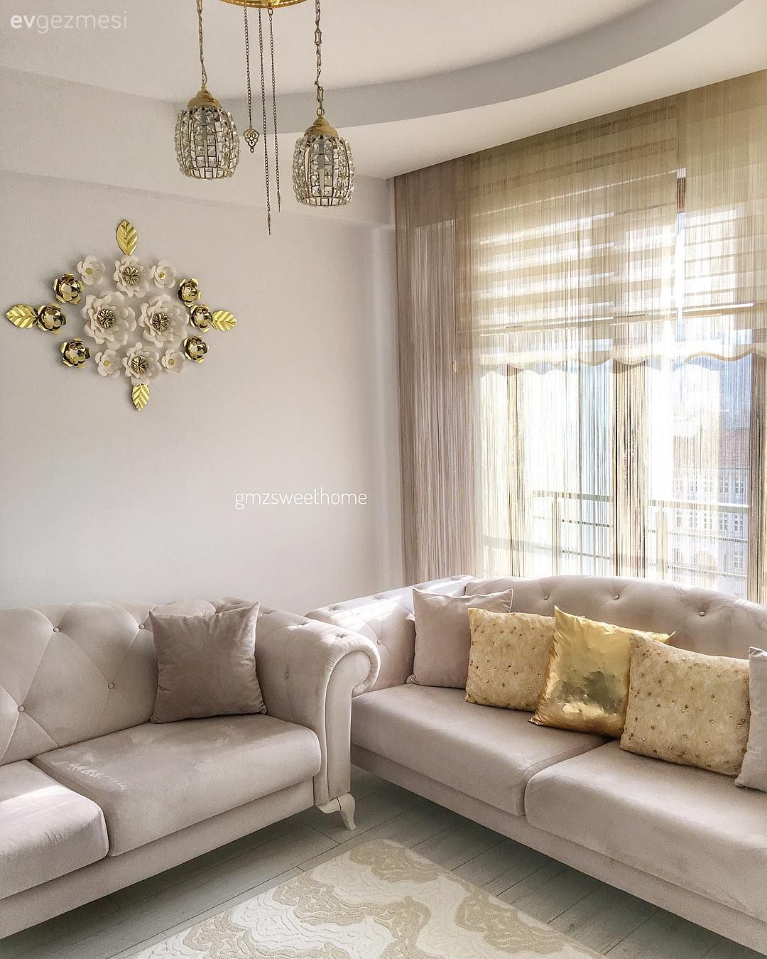 Bu Evde Siyahın Sofistike Tavrı Altın Yansımalarla Taçlandırılmış!