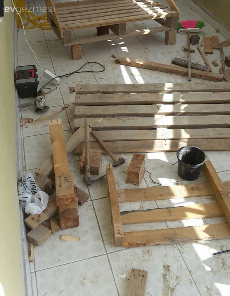 Mehtap hanımın paletlerden yaptığı harika balkon takımı