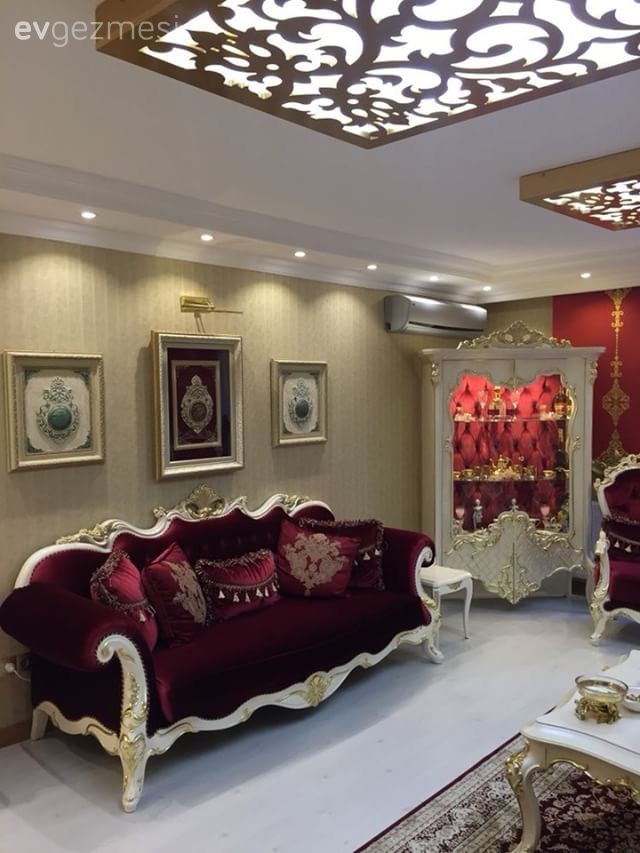 Çarpıcı renkler, oymalı mobilyalar ve klasik aksesuarlar ile saray gibi, göz alıcı bir ev..