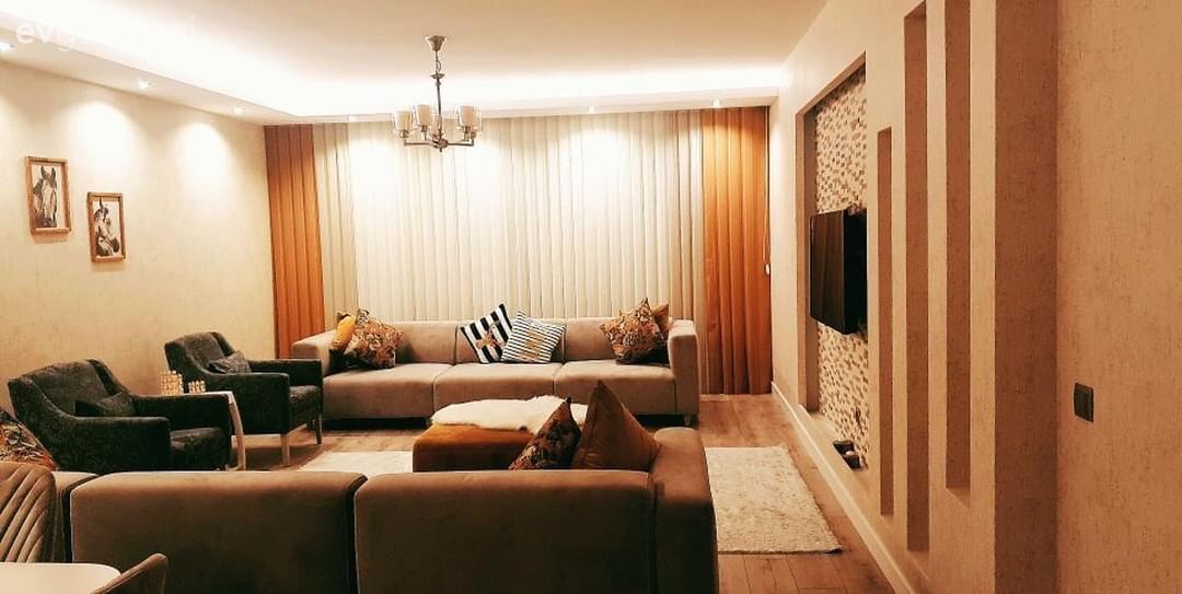 Salon, Krem, Hardal, Puf, Zümrüt yeşili, Avize, Dörtlü koltuk, Simetrik yerleşim