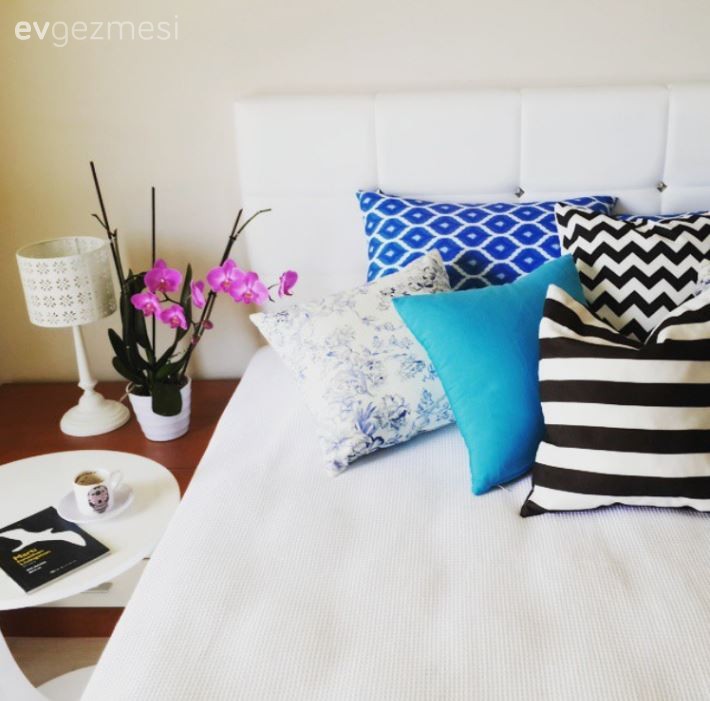 Sivel hanımın, beyazların sarı vurgu ile neşeli bir görünüm aldığı evi