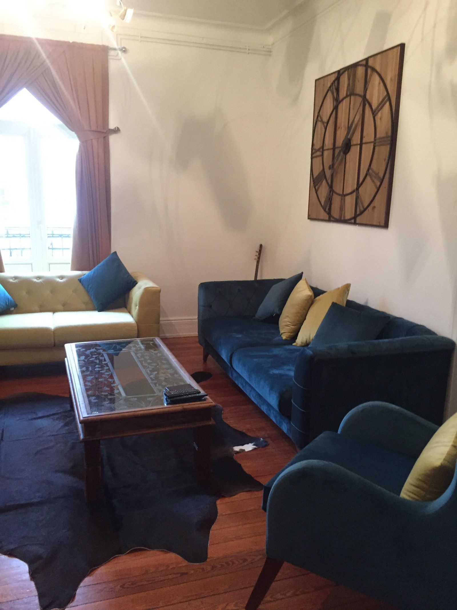 Salon, Lacivert, Post halı, Halı, Duvar saati, Sarı, Berjer, Orta sehpa, Ahşap Mobilya