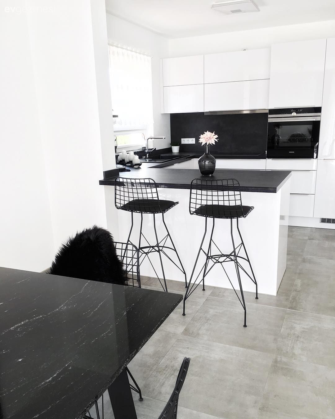 Mutfak, Beyaz mutfak, Modern mutfak, Kulpsuz mutfak dolabı, Siyah- Beyaz, Metal sandalye, Bar masa & sandalyeleri, Mutfak yarım adası