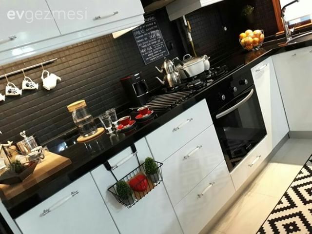 Nostaljik detaylar, el emeği dokunuşlar. Gül hanımın siyah, beyaz evi..