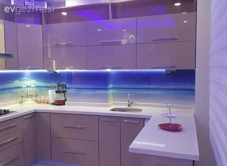 Özlem hanımın okyanus motifli tezgah arası cam panelli, modern mutfağı