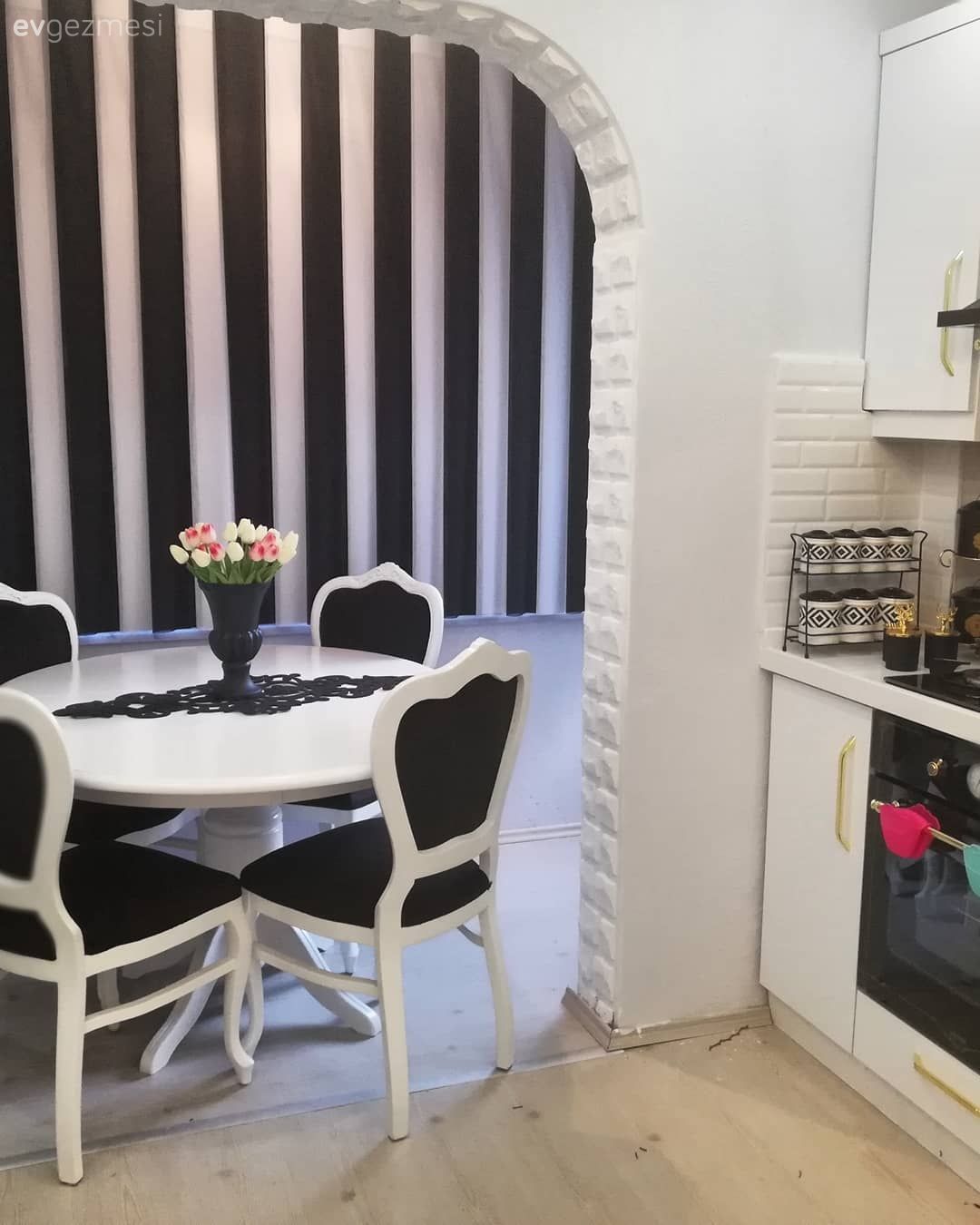 Mutfak, Siyah- Beyaz, Çizgili desen, Mutfak perdesi, Beyaz mutfak, Mutfak masası