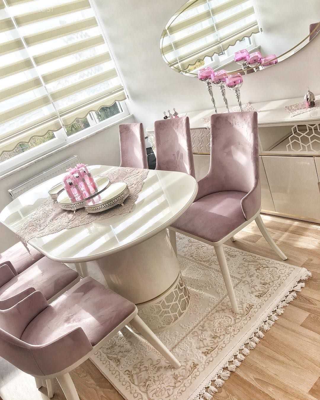 Oval mobilyalar, tatlı ve şık bir dekor. Ezginur hanımın salonu..