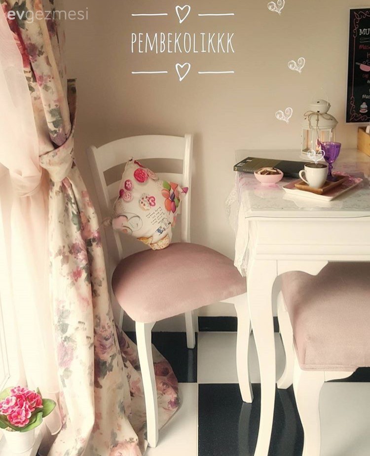 Siyah, beyaza pembe vurgusu ile stil sahibi.. Aylin hanımın mutfağı.