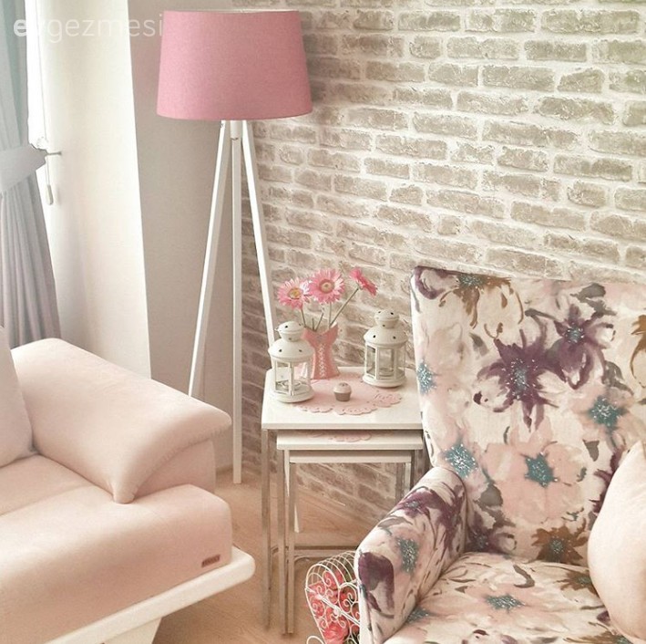 Seval Hanım'ın iç açıcı ve cıvıl cıvıl evinde ev gezmesindeyiz..