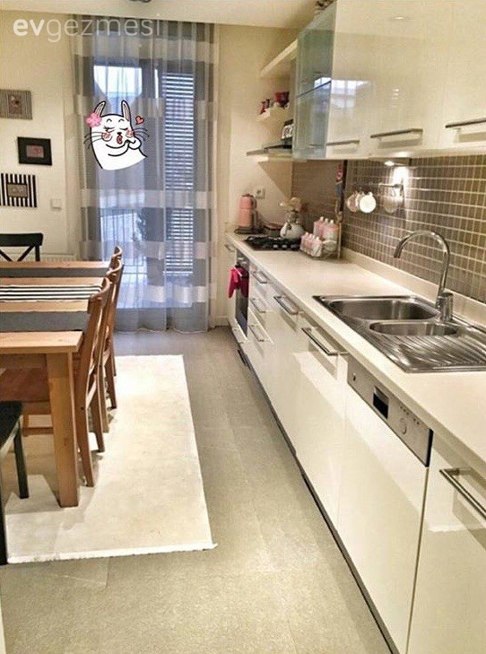 Beyazın zerafetinin siyahın asaletiyle tamamlandığı, çok şık bir ev.