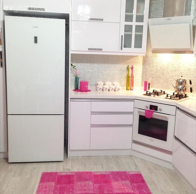 Ankastre, Beyaz mutfak, Halı, Modern mutfak, Mutfak, Pembe