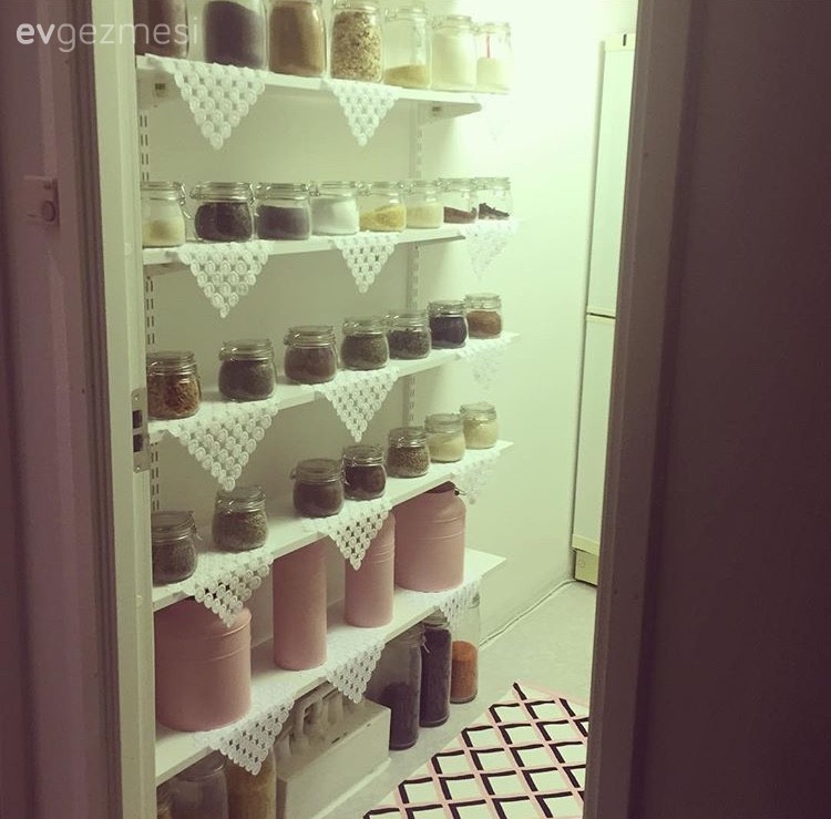 Öznür hanımın detaylarda gösterişli bir havaya bürünen şık evi..