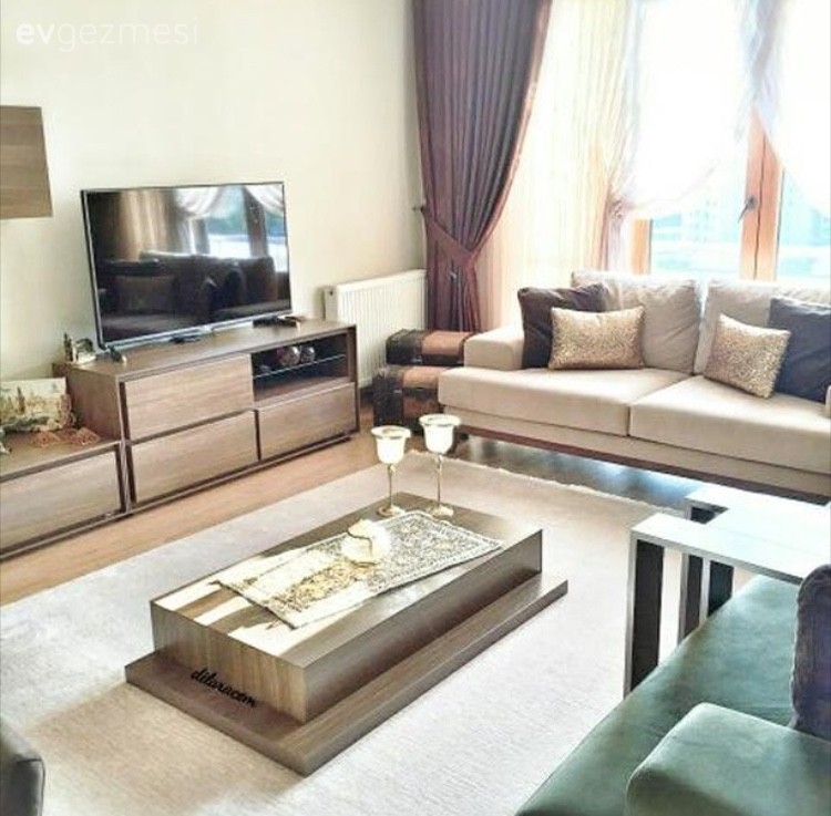 Ahşap Mobilya, Fon perde, Halı, Kahverengi, Orta sehpa, Salon, Tv ünitesi, Perde