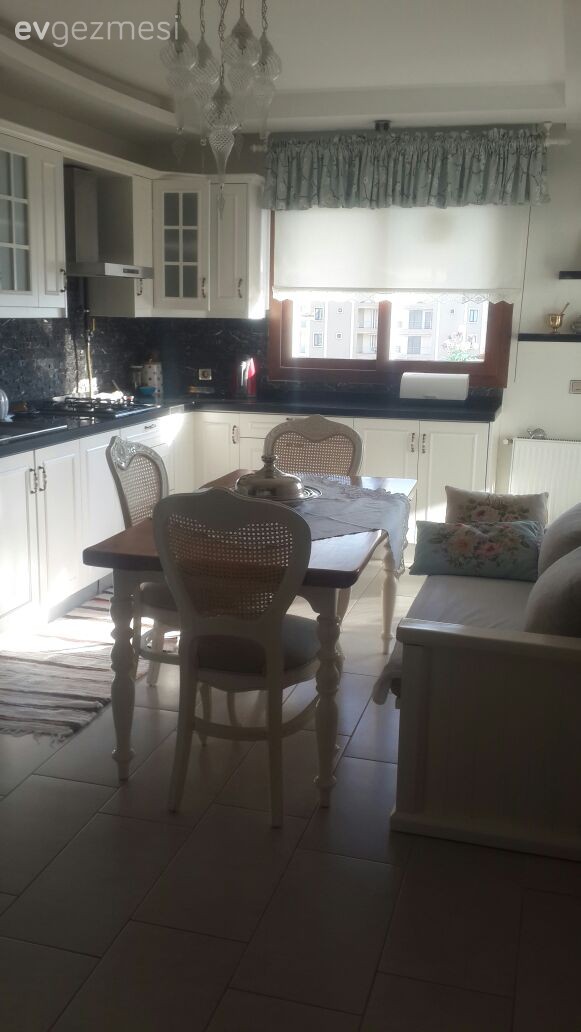 Beyaz mutfak, Country mutfak, Halı, Mutfak, Mutfak masası, Perde