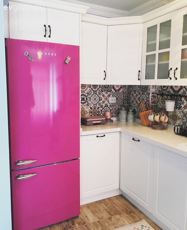 Rustik stilden etkilenilmiş, sıradanlıktan uzak, renkli bir ev..