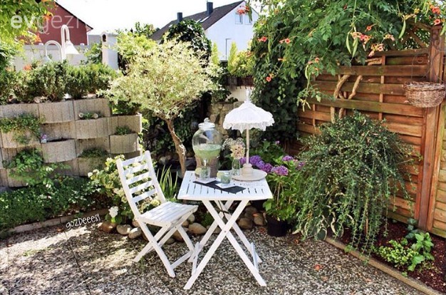 Doğal tonların maviyle karakterlendiği, abartıdan uzak, şık bir dekor.