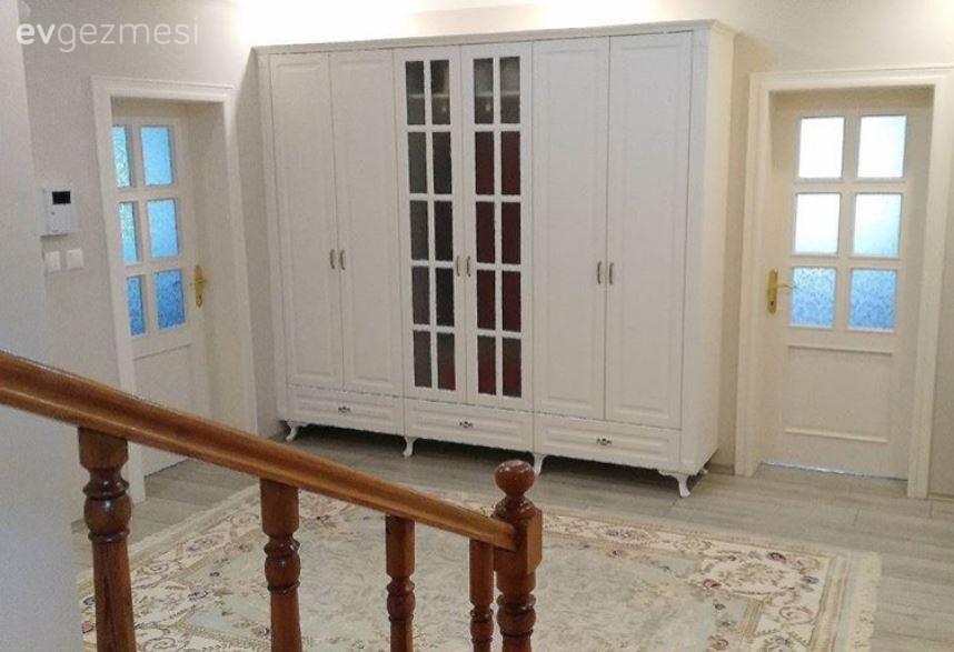 Dekoru yavaş yavaş tamamlanan rustik bir evden kareler..