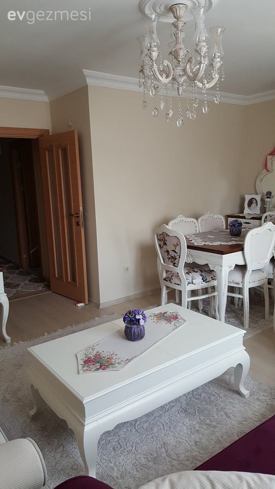 Esengül hanımın küçük alanda ferahlığı yakaladığı, tatlı evi..