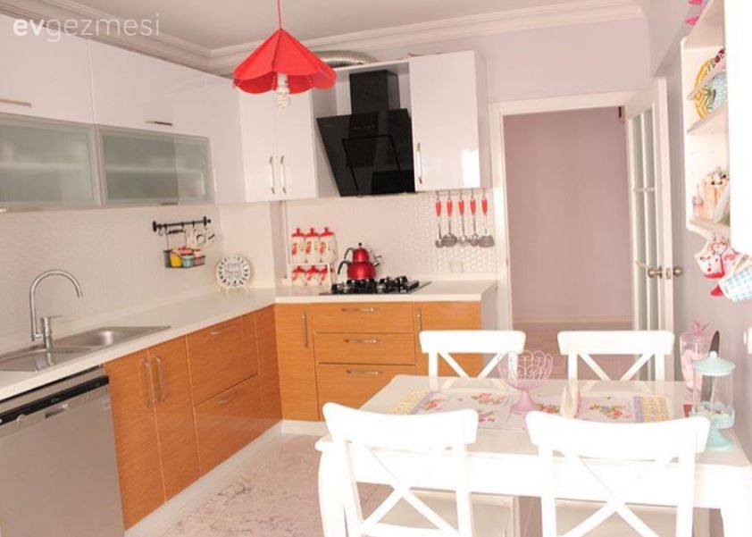 Pastel renklere kırmızı vurgusuyla, Fidan hanımın sıcacık evi..