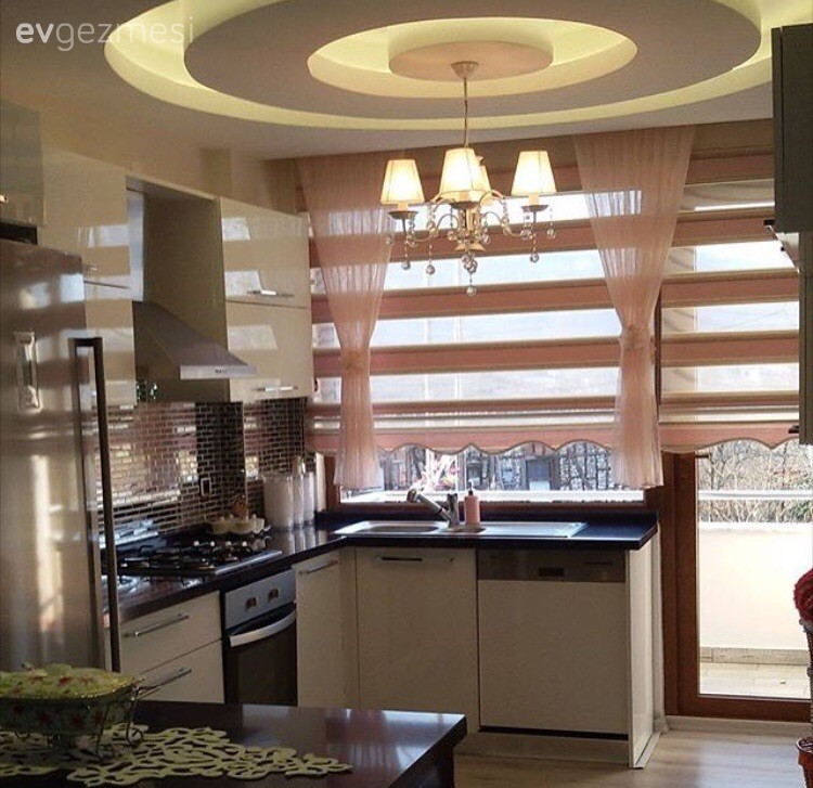 Seda hanımın gösterişli tavanlarla şekillenen şık evi.