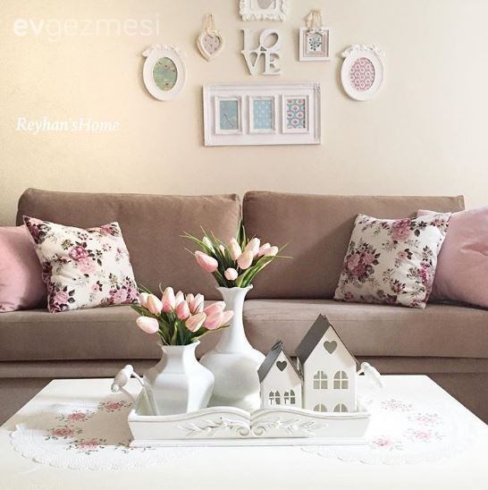 Reyhan hanımın odağında çiçeklerle, zarif ve iç açıcı evi..