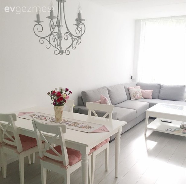 Pastel yeşil ve pembe vurgulu, zerafetin konfor ile buluştuğu ev..