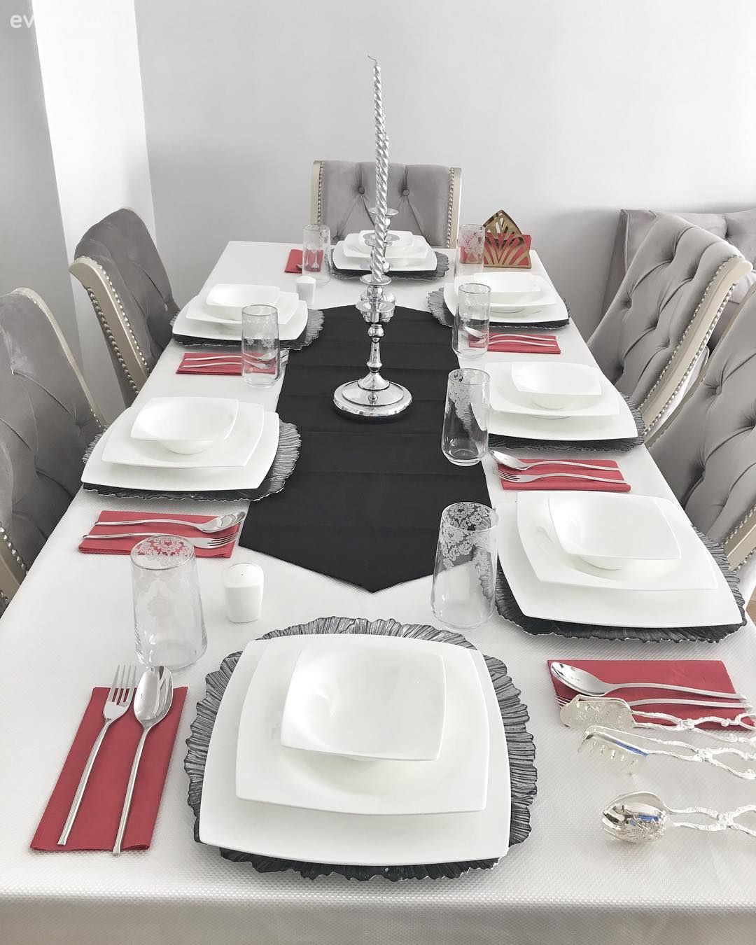 Bu evin sakin renkleri ayna detaylı mobilyalarla ışıltı kazanıyor..