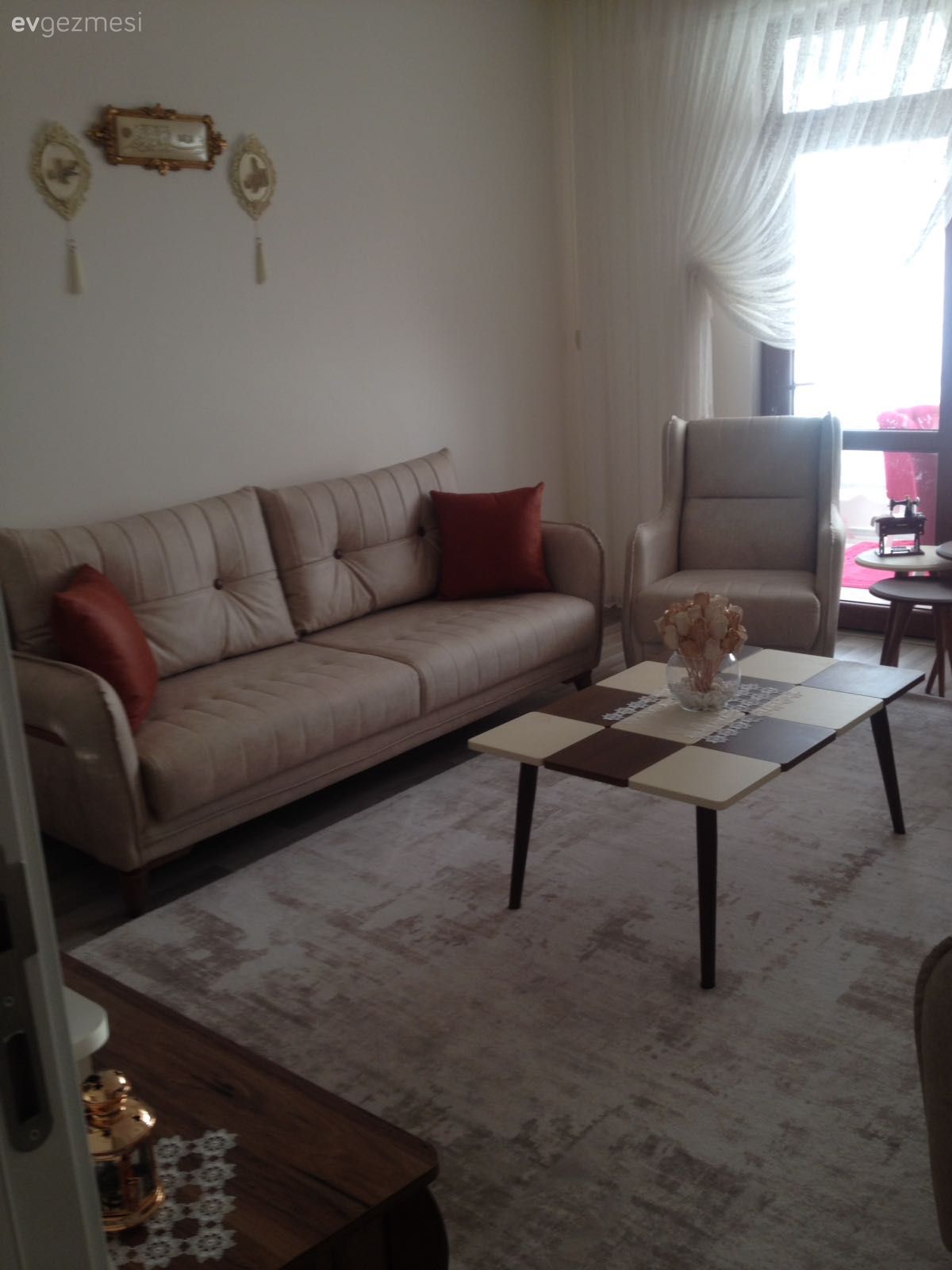 Bu evde pembenin pastel tonuna da, canlı fuşya tonlarına da yer var.