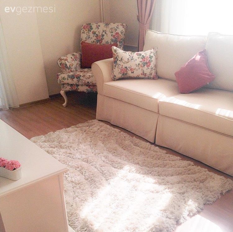 Country (kır evi) stilde, her köşesi özenli ve iç açıcı bir ev..