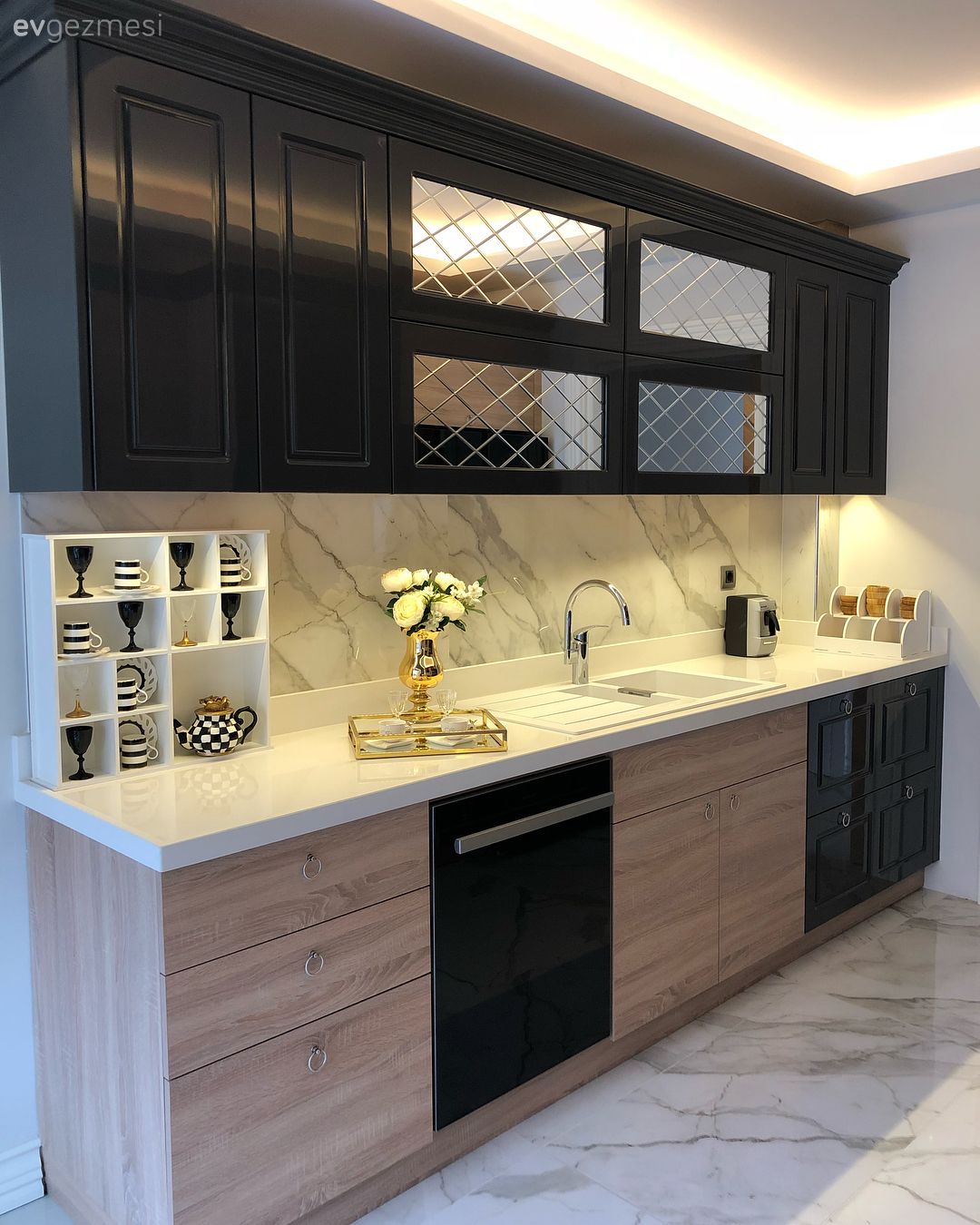 Nötr renklere çarpıcı detaylar.. Sofistike bir evin konuğuyuz..