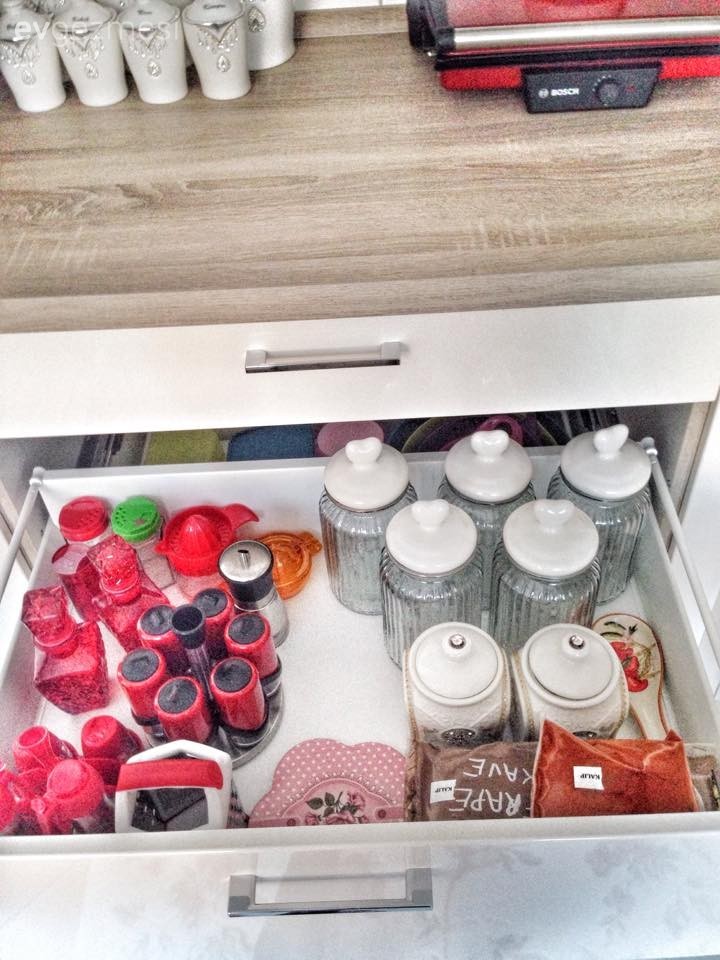 Pembe tonlarının beyaz mobilyalarla kullanıldığı zarif bir ev..