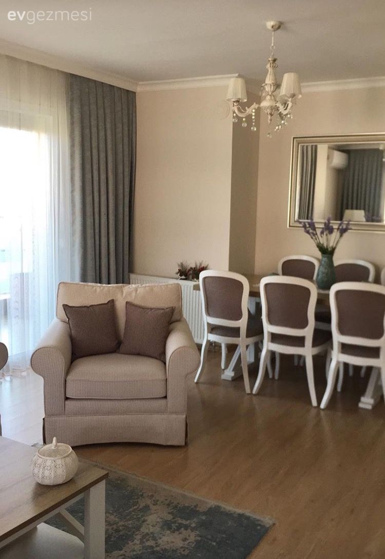 Dışarıdan seyretmelik değil, içinde keyifle yaşamalık bir salon. Serpil hanımın salonu..