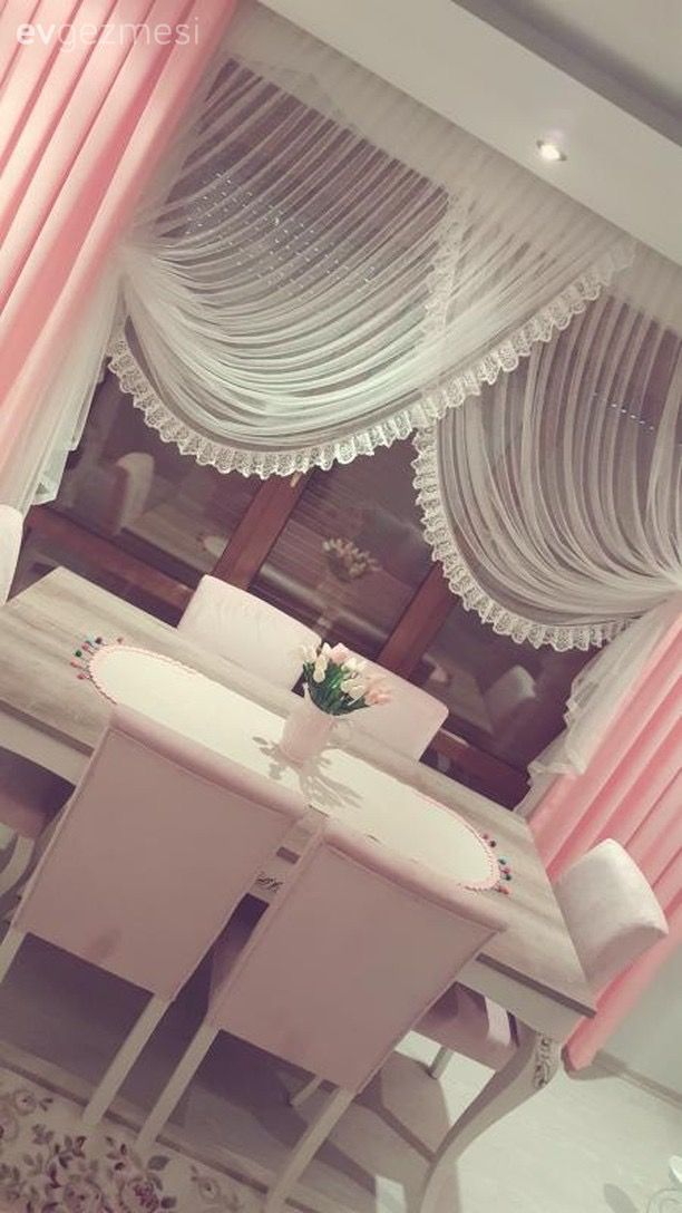 Yumuşak renkler, cıvıl cıvıl desenler. Sevgi hanımın salonu.